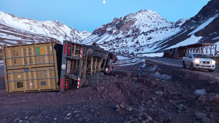 Un camión protagonizó un accidente en alta montaña y su conductor resultó herido