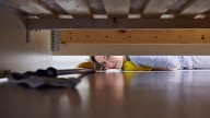 6 cosas que por nada en el mundo debe colocar o guardar debajo de la cama
