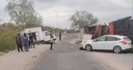 Choque en cadena y vuelco de un camión