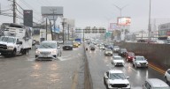 Fuertes lluvias en Monterrey dejan 2 muertos: Hombre intentó salvar a mujer y fueron arrastrados