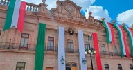 La Plaza de Armas ya luce los colores patrios