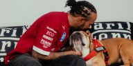 El alarmante mensaje de Lewis Hamilton por el estado de salud de su perro Roscoe, su inseparable compañero: “Han sido horas aterradoras”
