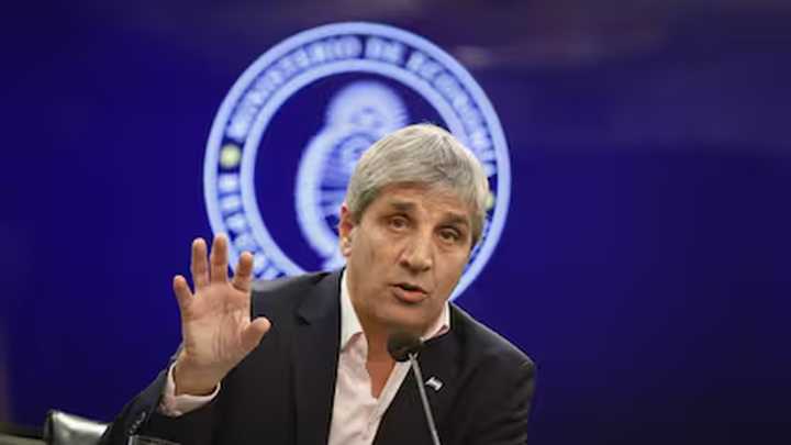 Caputo redobla ataques en medio de la sesión por los vetos: apuntó contra el vicerrector de la UBA
