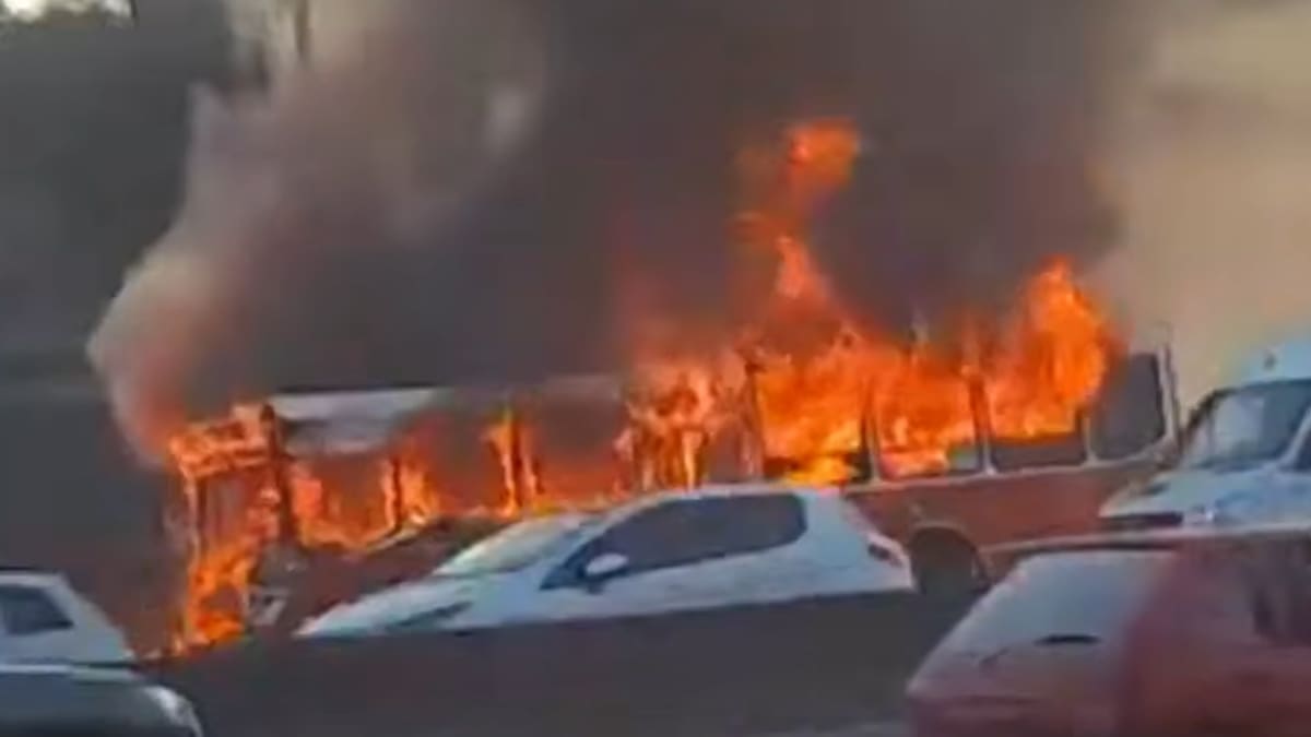 El momento en que un micro escolar se prendió fuego en medio del caos de tránsito de la Panamericana