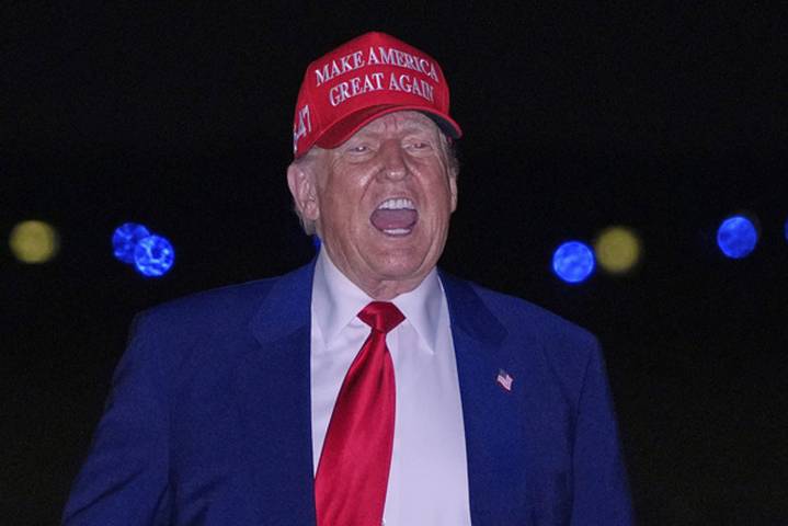 Sujeto podría ir a prisión por apuntarle con un láser al helicóptero donde viajaba Donald Trump