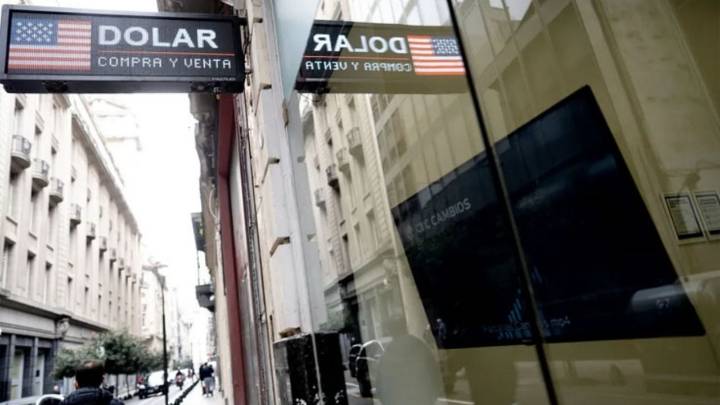 El dólar y el Riesgo País cayeron después de los anuncios del Gobierno y el apoyo de Estados Unidos