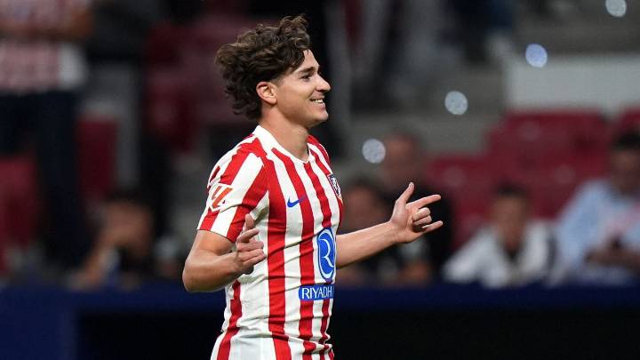Con un triplete de Julián Álvarez, Atlético Madrid le ganó de manera agónica a Rayo Vallecano