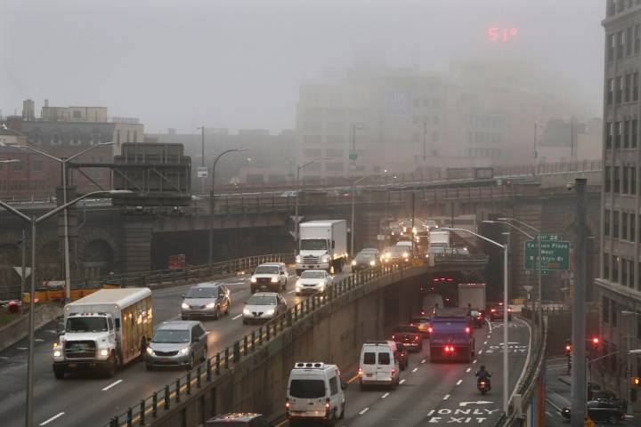 Oficial de NYPD muere trágicamente en autopista Brooklyn-Queens, su motocicleta explota tras el impacto