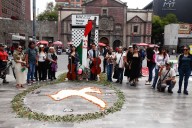 Protestan con poesía y música para exigir alto al genocidio en Palestina