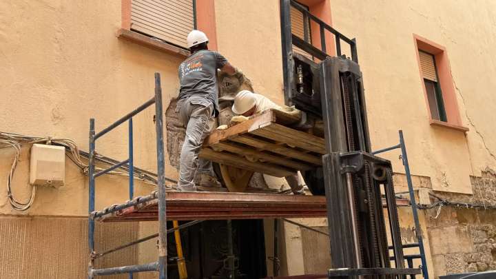 La histórica Casa Lafuerza de Fraga recupera el escudo nobiliario arrancado hace 9 meses