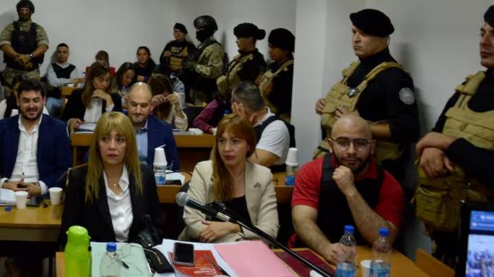 Escándalo en la audiencia del caso Cecilia: Marcela Acuña intentó irrumpir con pancartas y generó disturbios