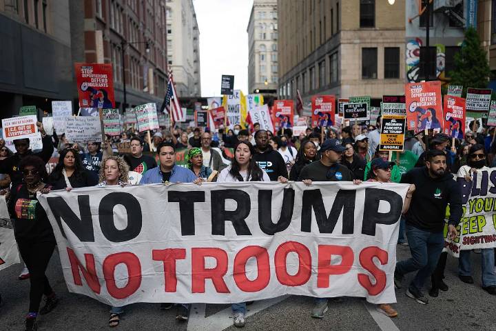 Trump vuelve a amenazar a Chicago con una intervención militar: "Me encanta el olor de las deportaciones por la mañana"
