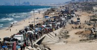 La huida de miles de palestinos tras el inicio de la toma israelí de Ciudad de Gaza