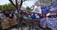 Activistas de Esuatini protestan por acuerdo de deportación frente a embajada de EEUU en Sudáfrica