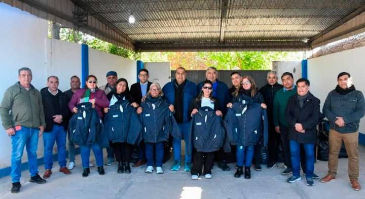 El Ejecutivo municipal entregó camperas de trabajo a los inspectores de Servicios Urbanos