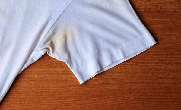 Por qué la ropa blanca se pone amarilla y cómo solucionarlo