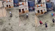El alcalde de Gúdar (Teruel) sufre la cogida de una vaquilla en fiestas: "No descarto que vuelva a pasar"