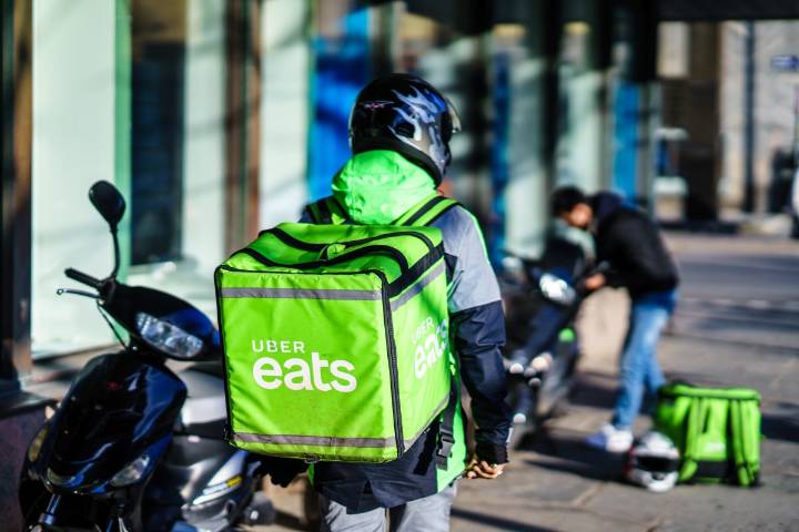 Pedido insólito: arrestan a repartidor y la policía lleva la comida al cliente