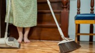 El secreto de las abuelas para que tu escoba dure mucho más y no ensucie tus pisos
