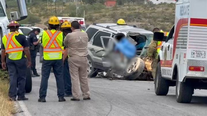 Mueren 2 mujeres tras encontronazo en carretera a General Cepeda luego de que camioneta pasara un bache