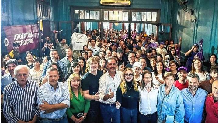 ¿La Libertad Avanza en Entre Ríos tuvo que agregar "personas con IA" porque no pudo llenar un salón?