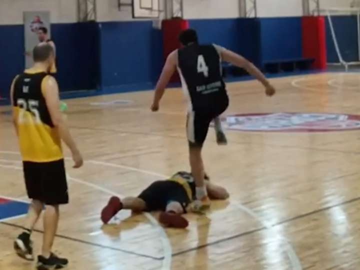 Codazo en el cuello y pisotón en la cabeza: la violenta reacción de un jugador de básquet amateur que terminó en escándalo
