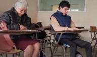 Amor incondicional: Conocé la historia de Andrés, un joven no vidente que estudia con el apoyo de su madre