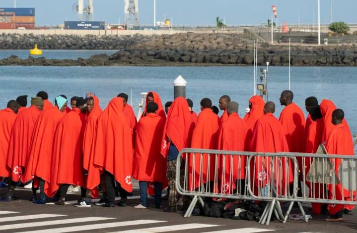 Rescatan a 50 inmigrantes a casi 100 kilómetros de Lanzarote