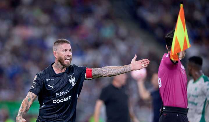 “Esto solo pasa aquí”: Sergio Ramos explota contra el arbitraje de la Liga MX tras dos goles anulados
