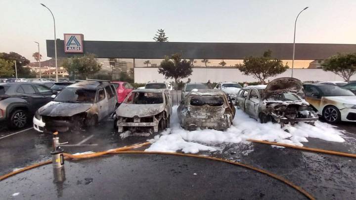 Cuatro detenidos por pegar fuego a diez coches en un aparcamiento de Cala Millor, en Son Servera