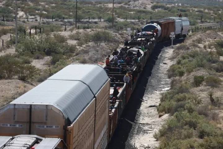 Tren embiste a autobús en el centro de México: 8 muertos y 45 heridos