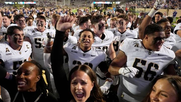 Hellums accounts for 3 TDs, scores with 2:52 left to push Army past Kansas State 24