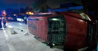 Ebrio vuelca tras chocar dos vehículos estacionados en Nuevo Laredo