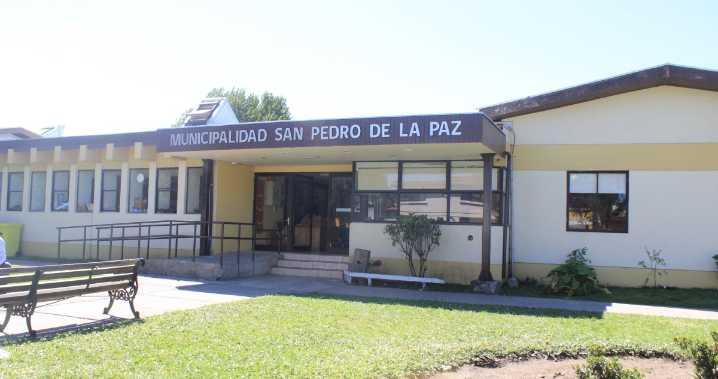 Municipio de San Pedro de la Paz destituye a 8 funcionarios que viajaron al extranjero con licencia