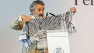 Eduard Fernández exhibe un pañuelo palestino al recoger el Premio Nacional de Cinematografía: "Gaza es un espejo donde salimos todos"