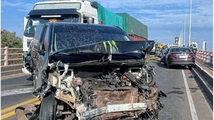Camión sin frenos en el puente Chaco-Corrientes: confirman una persona fallecida