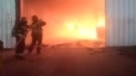 Videos: una bombero sufrió lesiones por la caída de un portón en el incendio de la Feria de Guaymallén