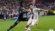 Lyon leaves it late to beat 10