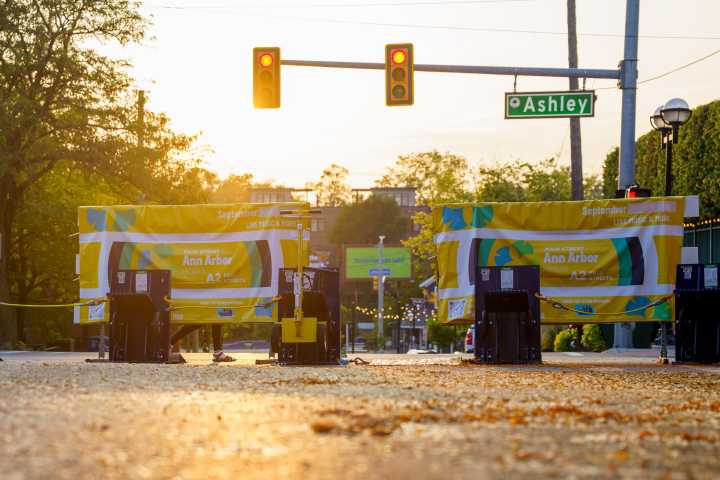 Ann Arbor community enjoys musical performances, expanded outdoor dining with A2 Fall Streets