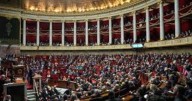 Destituyeron al primer ministro de Francia: Emmanuel Macron deberá renovar su Gobierno