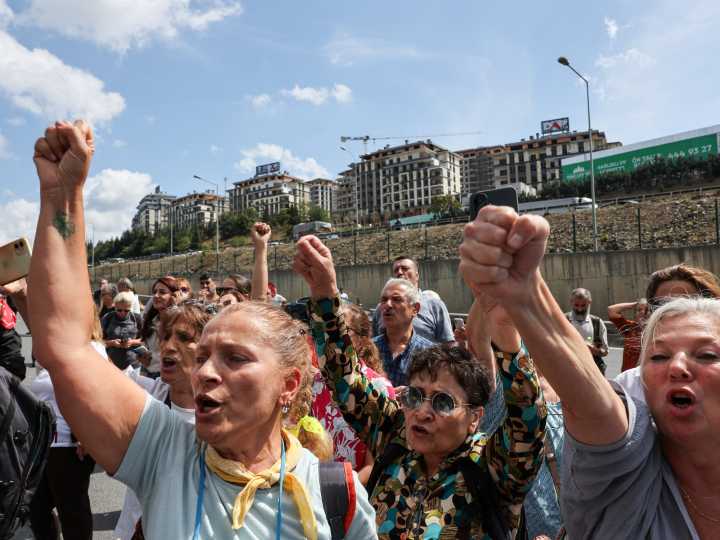 Turkiye’s opposition CHP supporters clash with police outside Istanbul HQ