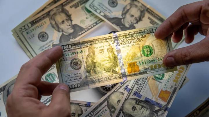 Dólar por debajo de $3.900 llegó a su precio más bajo del año en Colombia, ¿podría caer más?