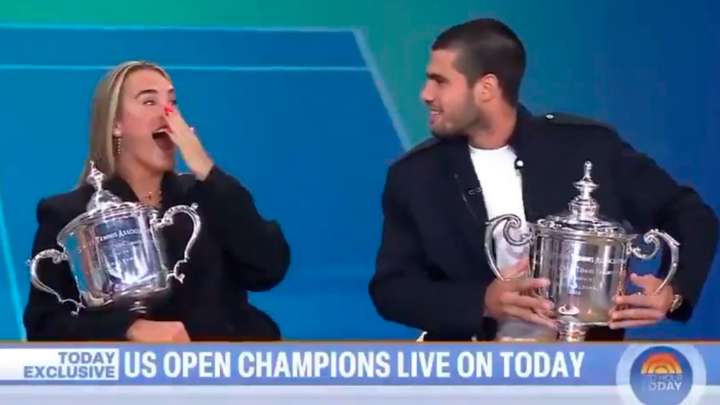 La divertida reacción de Carlos Alcaraz cuando Sabalenka le llama por otro nombre durante una entrevista: "Son las nueve de la mañana..."