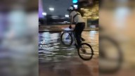 Ciclista sorprende al aventarse a canal del Paseo Santa Lucía