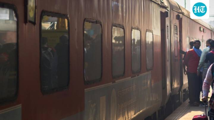 Family allegedly steals bedsheets, towels from 1st AC coach. Video
