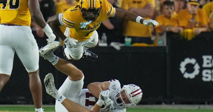 Pribula completes Missouri-record 21 straight passes, No. 20 Tigers beat UMass 42