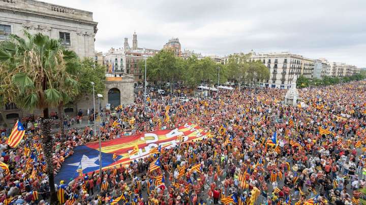 Unas 40.000 personas desafían la apatía independentista y se manifiestan en la Diada