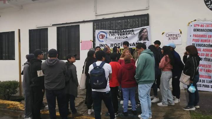 Egresados de la Universidad Politécnica de Huatusco campus Nogales exigen entrega de títulos profesionales