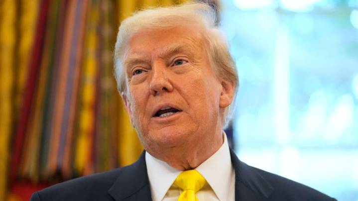 President Donald Trump signs order to send National Guard to Memphis