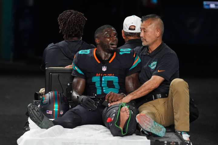 Tyreek Hill es llevado al hospital por lesión en su pie izquierdo